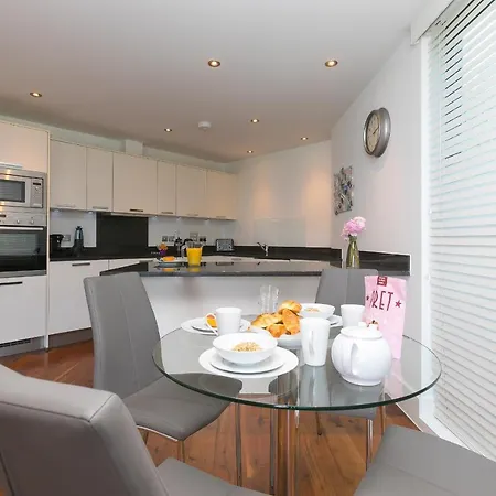 Waters Edge Apartment *